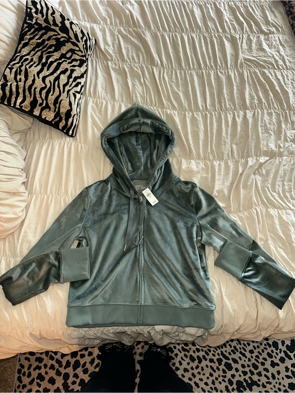 aerie Girls Velvet Zip-Up Cropped Hoodie in Sage Green
